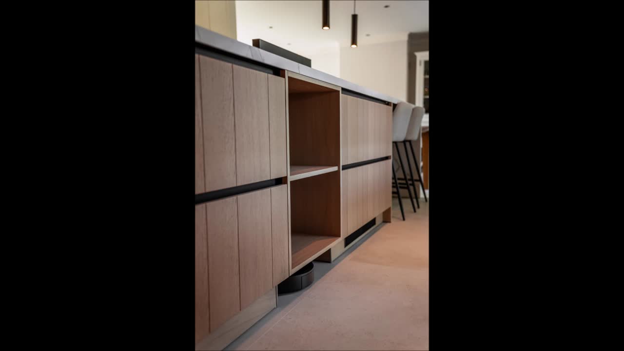 Beeld uit de video: Leefruimte met maatwerkwand