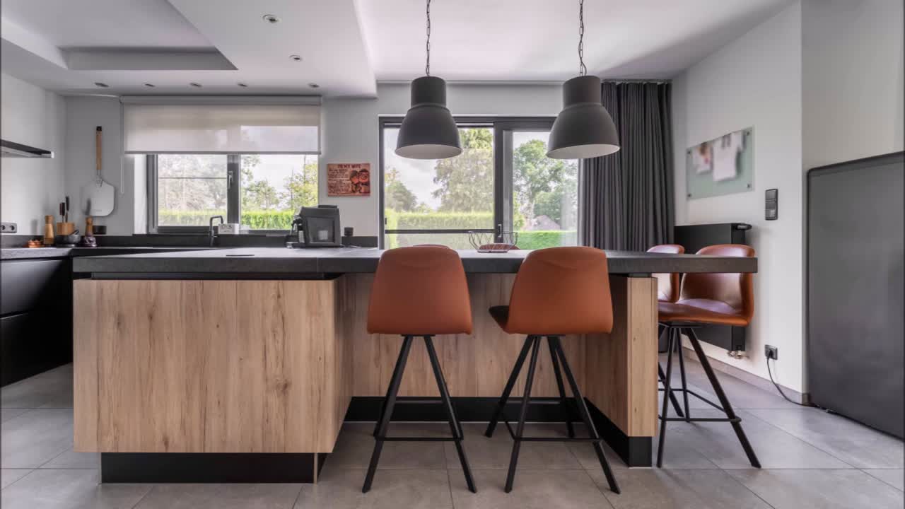 Beeld uit de video: Keuken met eiland in beeld